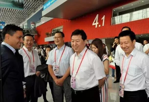 Leader of Foreign Trade Center investigates PDC design display area